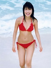Provacative gravure idol babe in a skimpy bikini at the beach