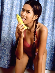 Asian eats banana and open her pussy